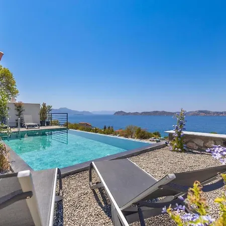 Yasemin Soeguet'de Oezel Havuzlu Villa *